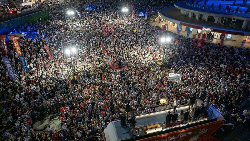 CHP; KARANLIKTAN AYDINLIĞA (Mihrac Ural)